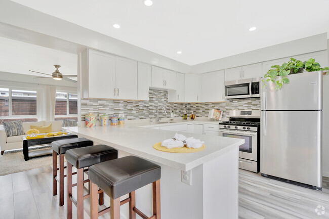 Building Photo - Palm View Village (Furnished Units Available) Rental