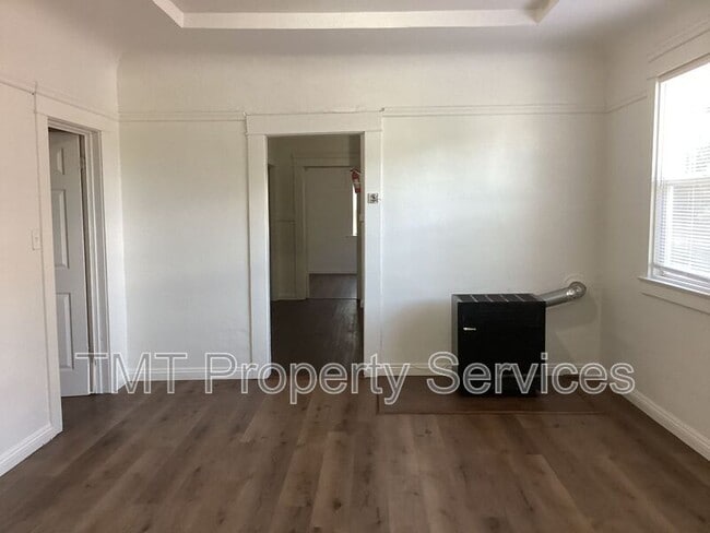 Photo - 202 W Oak St