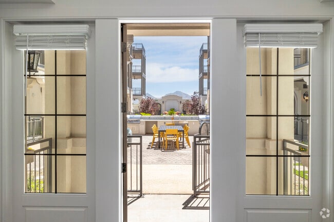 2BR, 2BA - 1,063SF - Patio