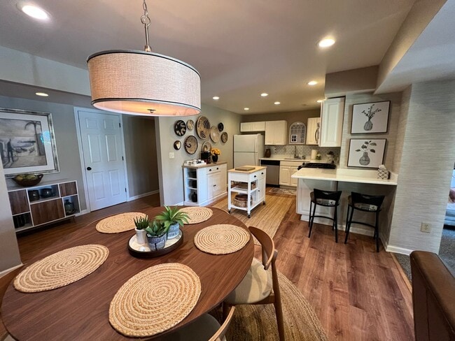 Building Photo - Carriage House Unit Lower