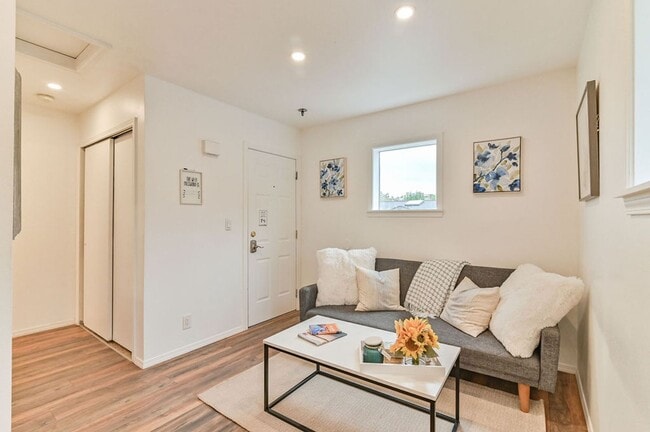 Beautiful top floor 1 bedroom 1 bathroom apartment on Lower Queen Anne