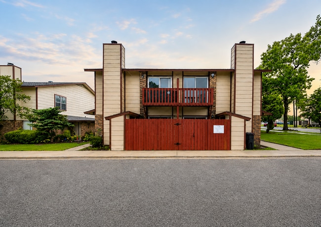 Building Photo - 3002 Chaucer Dr Unit B