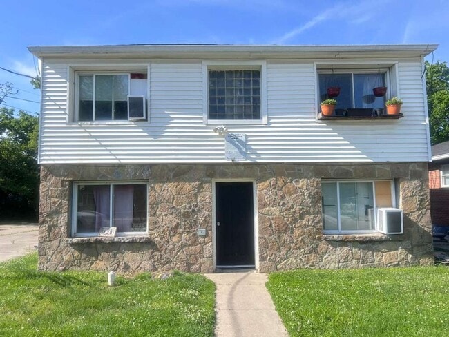 Building Photo - 738 Adams St Unit 2