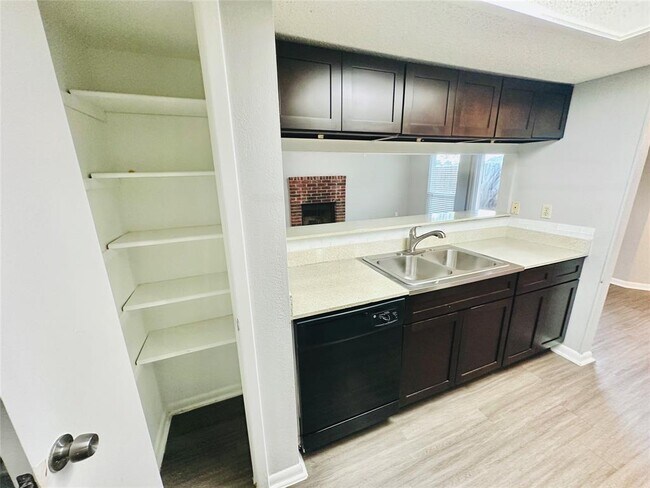 Photo - 2612 Gwendolyn Ln