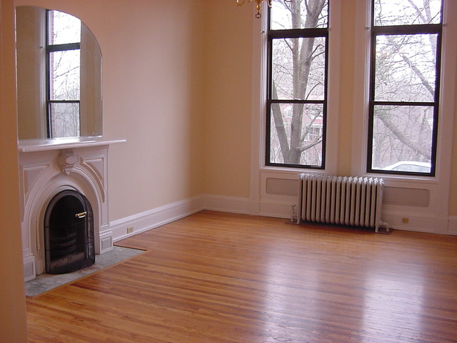 Living Room - 107 Glenmary Ave Apartments Unit 2