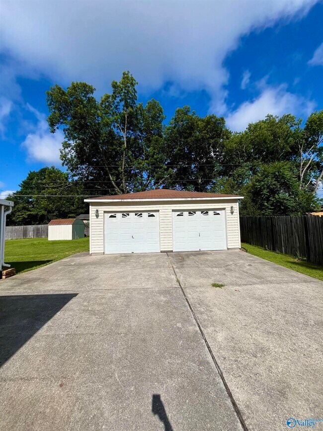 415 Harolds Dr NW