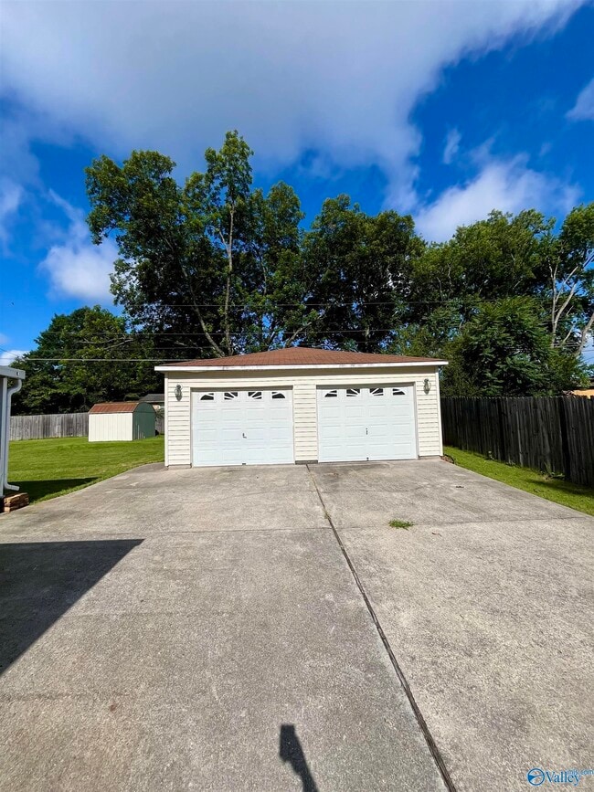 Photo - 415 Harolds Dr NW