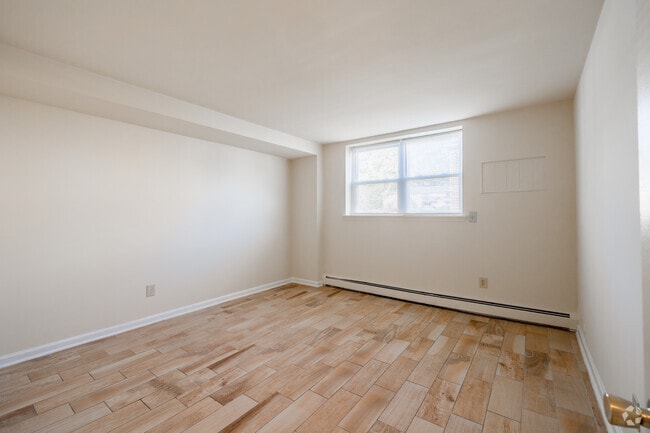 2BR, 1BA - 850 SF - Primary Bedroom