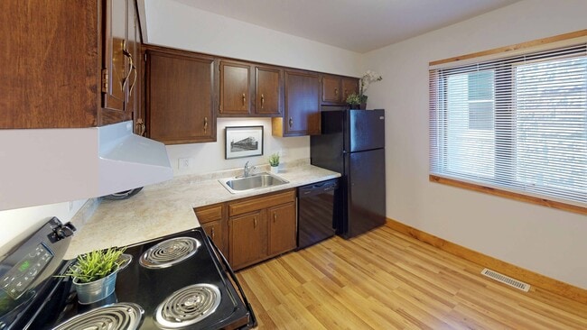 Photo - 515 S Grand Ave W