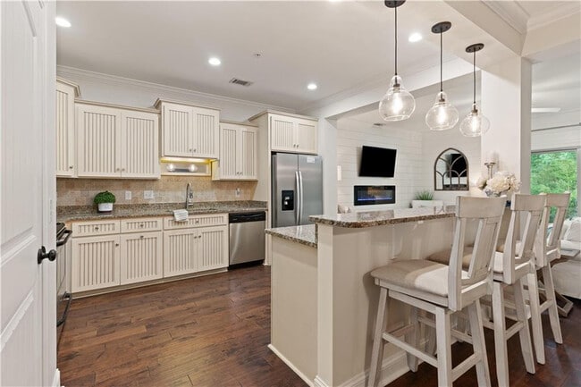 504 Reserve Ln