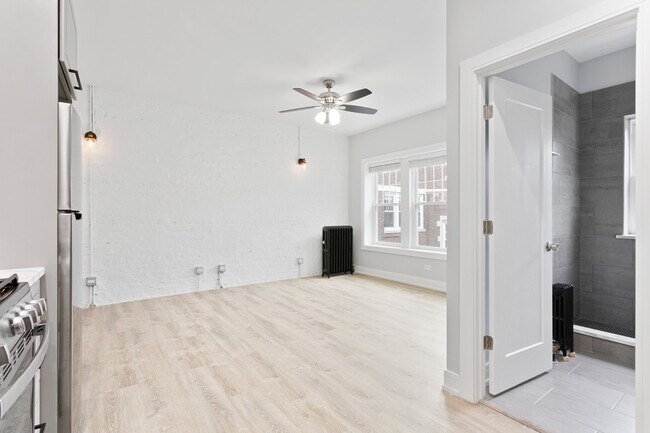 Photo - 1057 W Glenlake Ave Unit 2