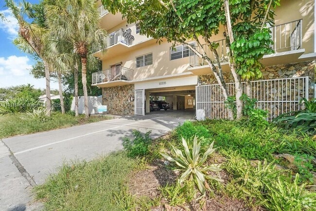 Building Photo - 12215 W Dixie Hwy Unit 308 Rental