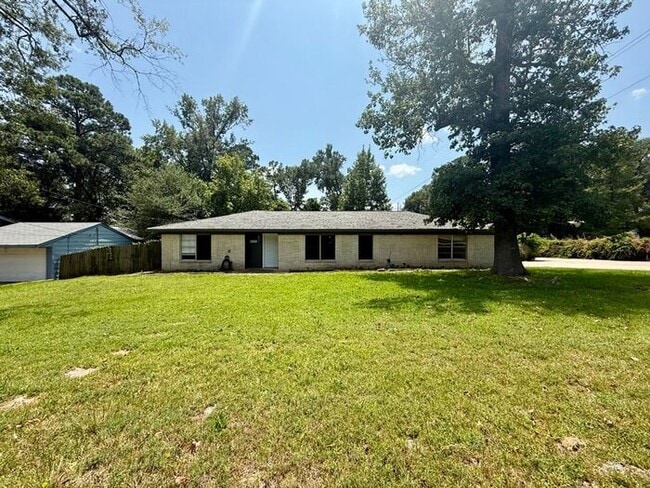 Building Photo - Spacious 3 Bedroom Home in Whitehouse ISD! Tour Today!