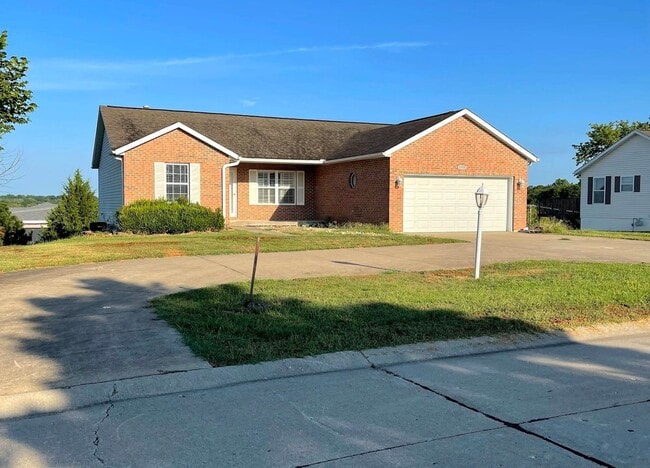 Building Photo - Large 4 Bed / 3 Bath House in Residential ...