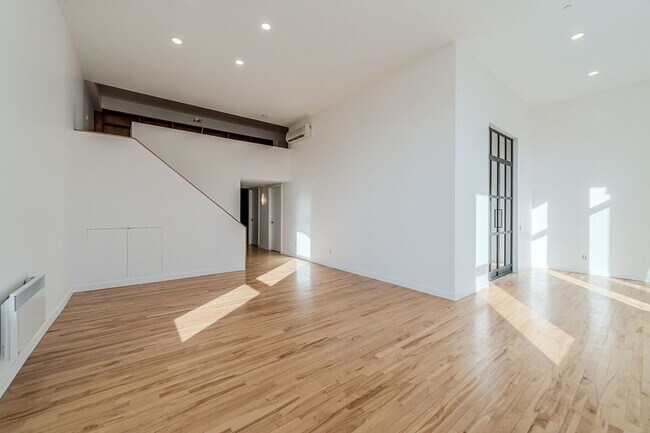 Photo - 244 Sherbrooke St E Unit 414