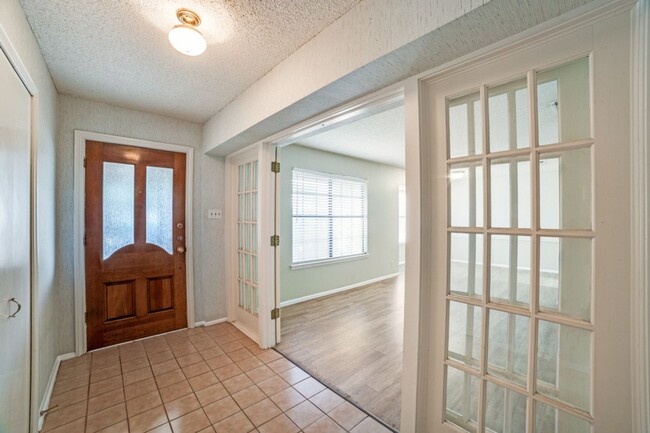 Photo - Thousand Oaks neighborhood! Over 1800 sqft!