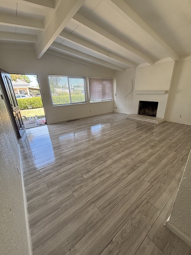Photo - 332 W 7th St