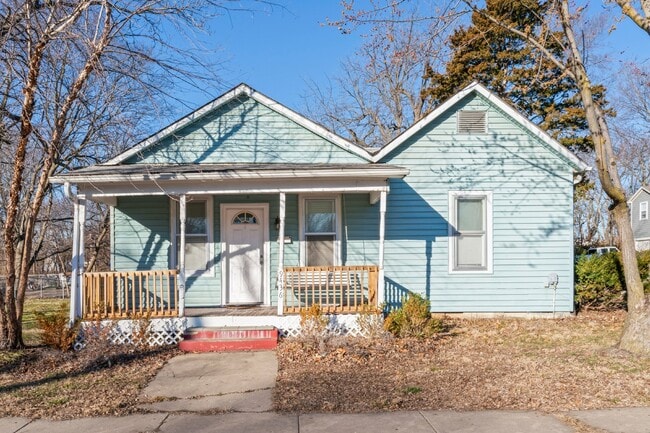 Building Photo - Charming 2 Bed, 1 Bath Lenexa Home with Modern Amenities!
