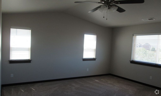 Building Photo - 3 Bedroom, 2 1/2 Bathroom Unit in Duplex f... Rental