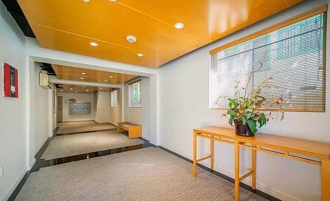 Lobby - 1222 S Westgate Ave Unit 304