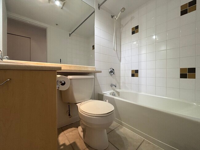 Photo - 8180 Granville Av