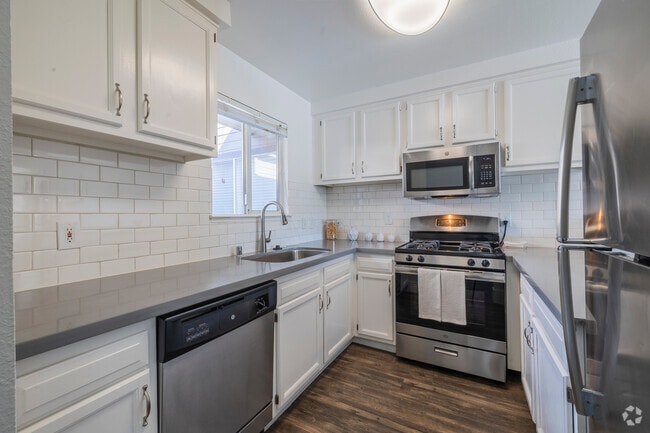 2X2 Platinum - 2BR, 2BA - 1,000SF - Kitchen