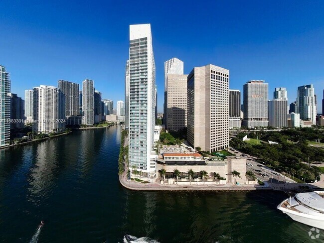 Building Photo - 335 S Biscayne Blvd Unit UPH 02 Rental