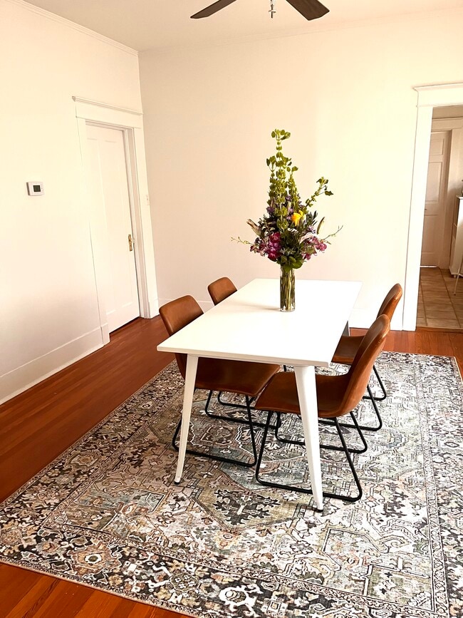 Furnished dining room (2902) - 2900 Palmer Ave Unit 2902