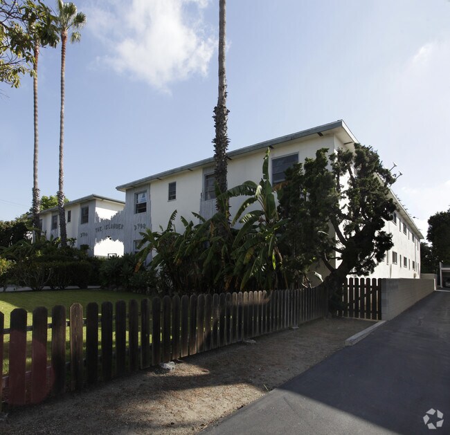 3703 Inglewood Blvd