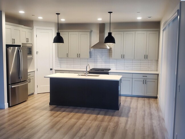 Photo - West Vinyard Estates 3 br plus den 4 car