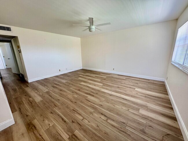 Photo - 460 Saxony Way