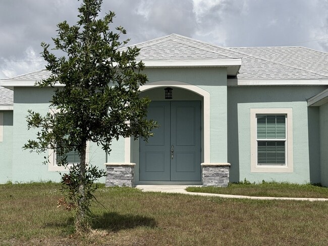 Building Photo - Gorgeous 3-4 bedroom Home off Becker