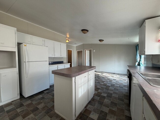 Photo - Huge 4 bed for only 1400?!?!