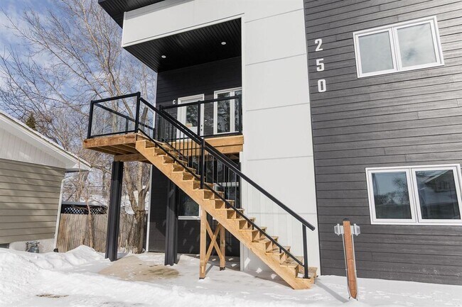 Photo - 250 5 Ave NW