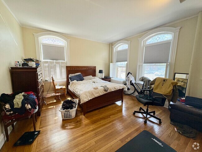 Building Photo - 282 Newbury St Unit 1 Rental