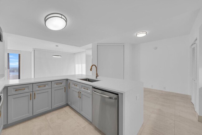 Photo - 529 S Flagler Dr Unidad 14h Rental