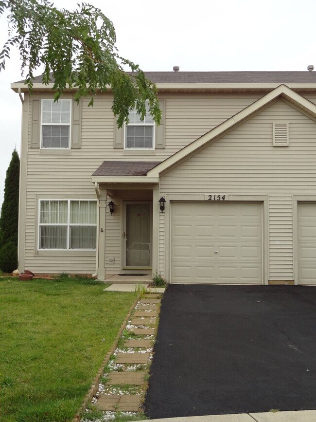 Building Photo - beautiful 2 bed 1.5 Bath spacious town home