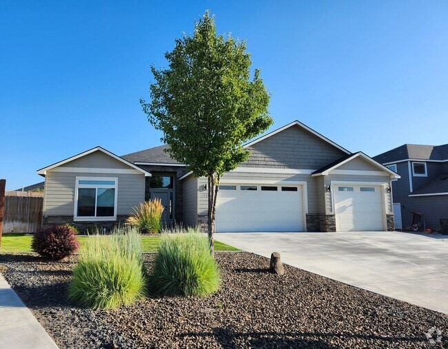 Building Photo - Elegant 4 Bed, 2 Ba Home - MANY Upgrades &...