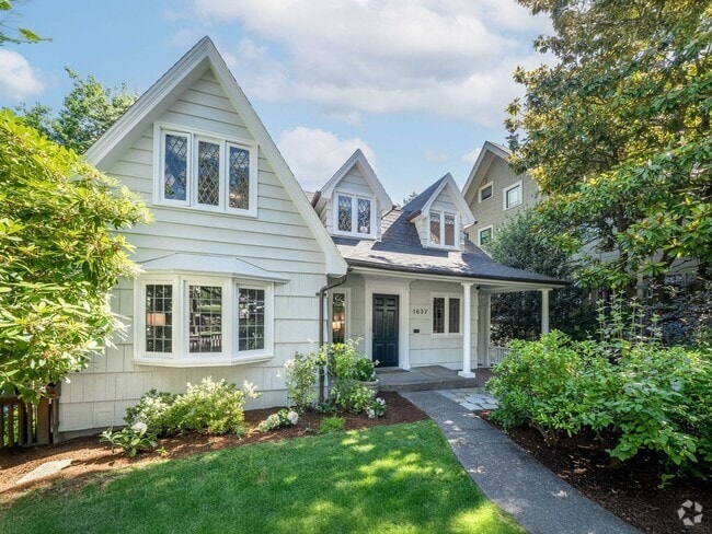 Building Photo - Gorgeous Victorian Home Ready to Rent! Hug...