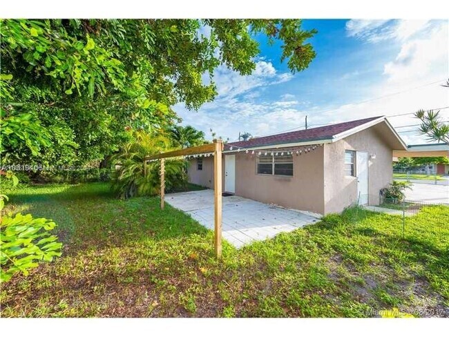 Building Photo - 127 NW 13th Ave Unit rear Rental