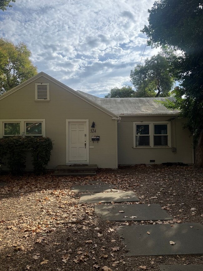Building Photo - Large Home steps from UCD!-October Rent Free