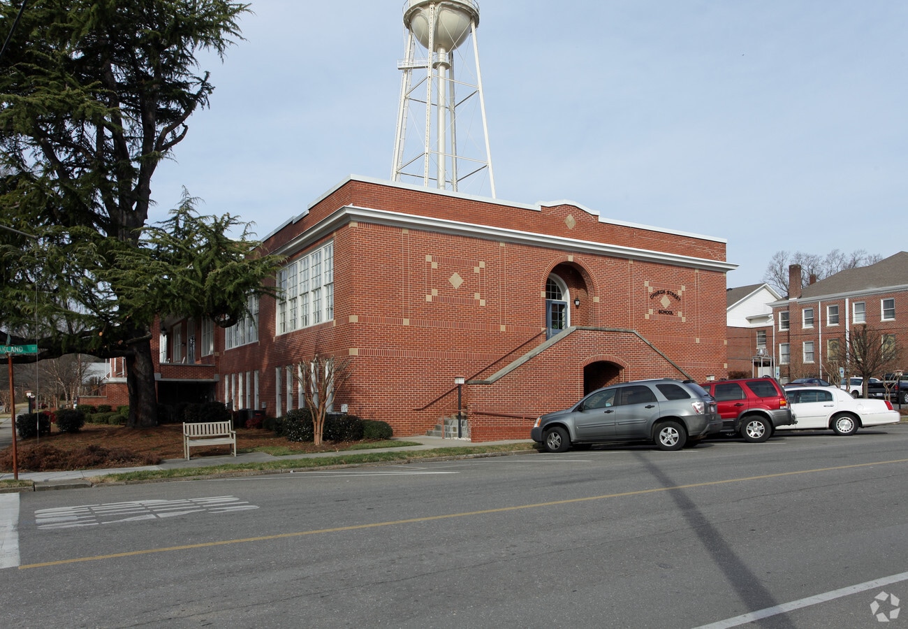 Photo - Dallas High School Apartments