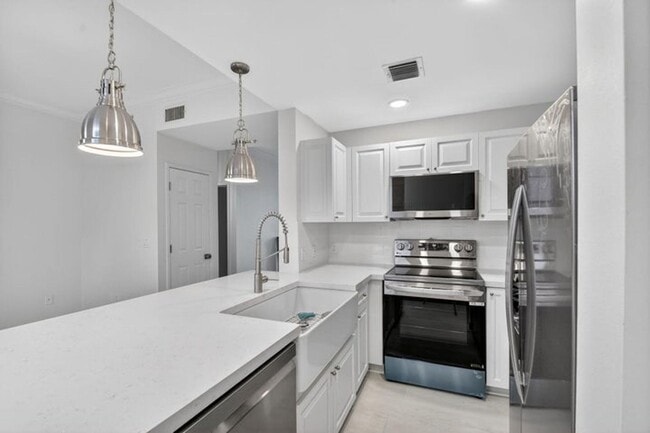 Building Photo - 695 Hibiscus St