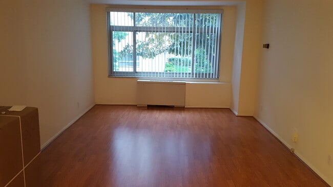 Specious living room - 2401 H St NW Unit 201