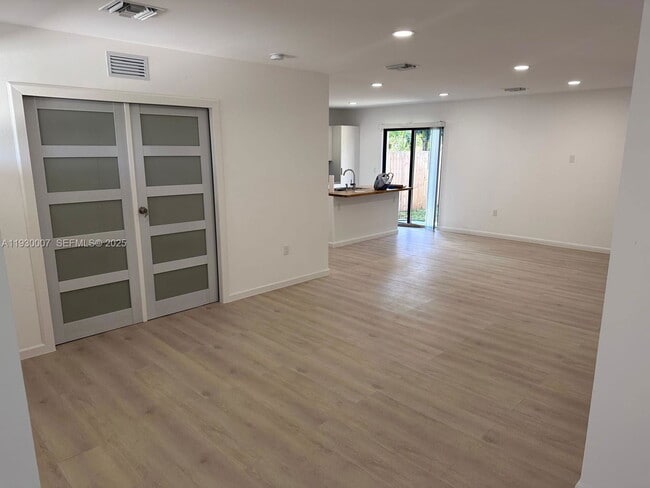 Photo - 574 NW 7th St