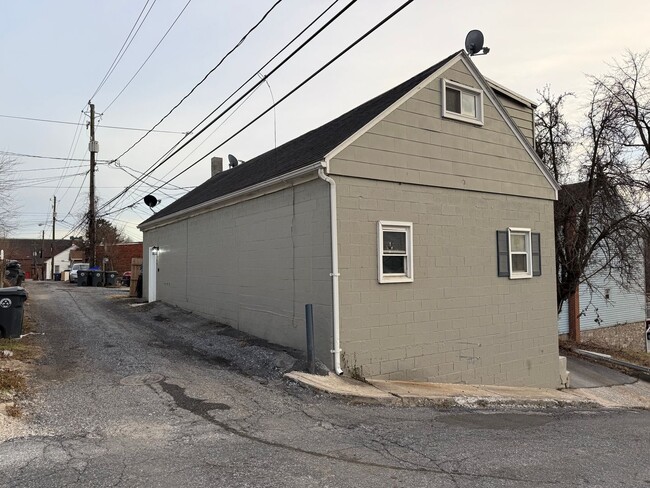 Building Photo - 549 N Front St Unit R2