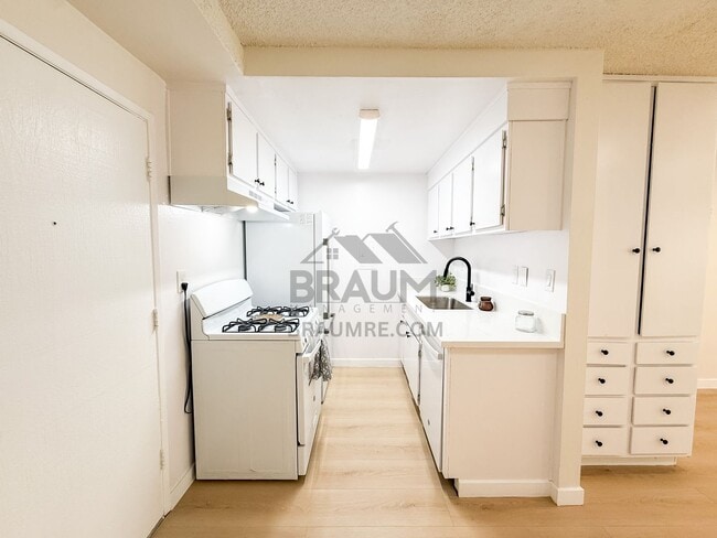 Photo - 5461 Kester Ave Unit 118