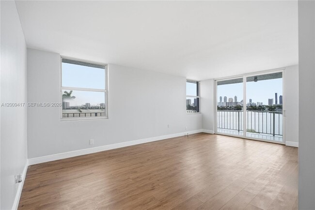 Building Photo - 16570 NE 26th Ave Unit 5A