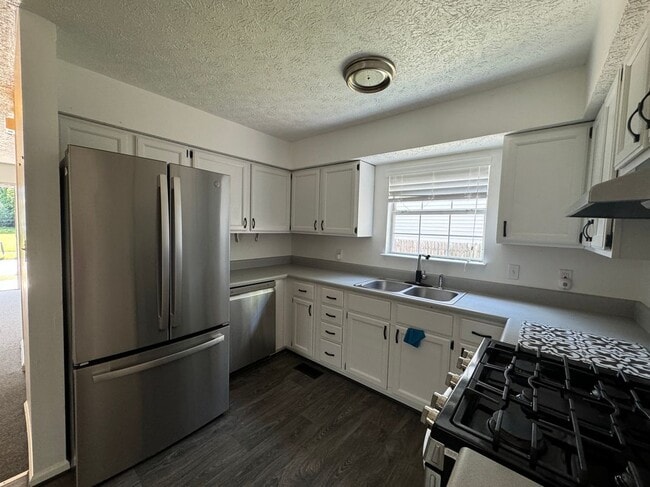 Photo - 400 W 30th St