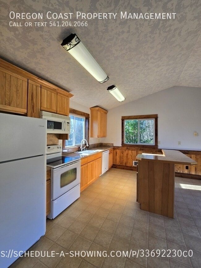 Photo - 1025 Wilson River Loop